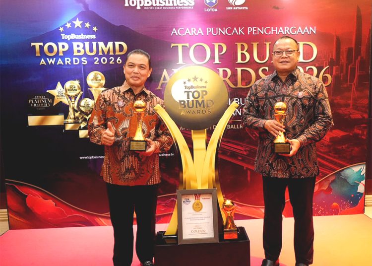 Gubernur Kalbar, Ria Norsan dan Dirut Bank Kalbar Rokidi menerima penghargaan TOP BUMD Awards 2026 di Jakarta, Senin. Penghargaan bintang 5 ini diraih oleh Bank Kalbar selama empat tahun berturut-turut yang menegaskan Bank Pembangunan Daerah ini berhasil mencapai kelas nasional. (ist)