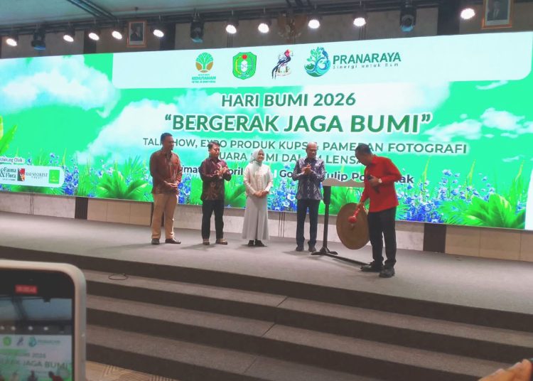 Wagub Kalbar Krisantus melakukan peluncuran Yayasan Pranaraya dalam peringatan Hari Bumi 2026 di Pontianak, Jumat. (mb)
