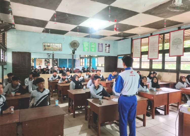 Edukasi keselamatan berkendara atau safety riding dari Asmo Kalbar di sekolah-sekolah Kecamatan Sungai Kakap, Kubu Raya, Kalimantan Barat. (ist)