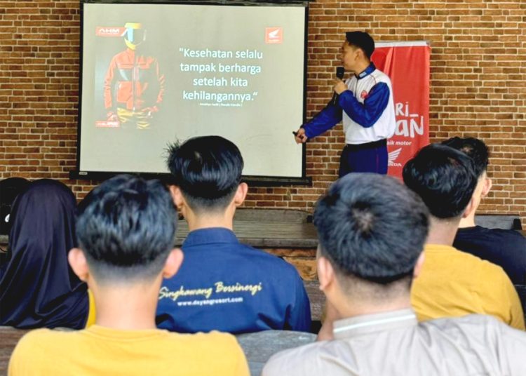 Asmo Kalbar menggelar kampanye keselamatan berkendara melalui edukasi Safety Riding (SR) di sektor industri pariwisata khusus karyawan Dayang Resort Singkawang, Rabu. (ist)
