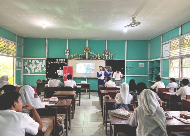 Edukasi safety riding Asmo Kalbar di SMAN 1 Singkawang. (ist)