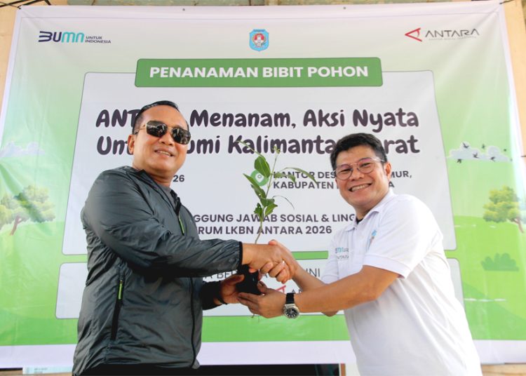 Direktur Utama LKBN ANTARA, Benny Siga Butarbutar dan Bupati Kubu Raya, Sujiwo turut melakukan aksi menanam di Desa Mega Timur, Kabupaten Kubu Raya, Kalbar  Minggu. (ist)