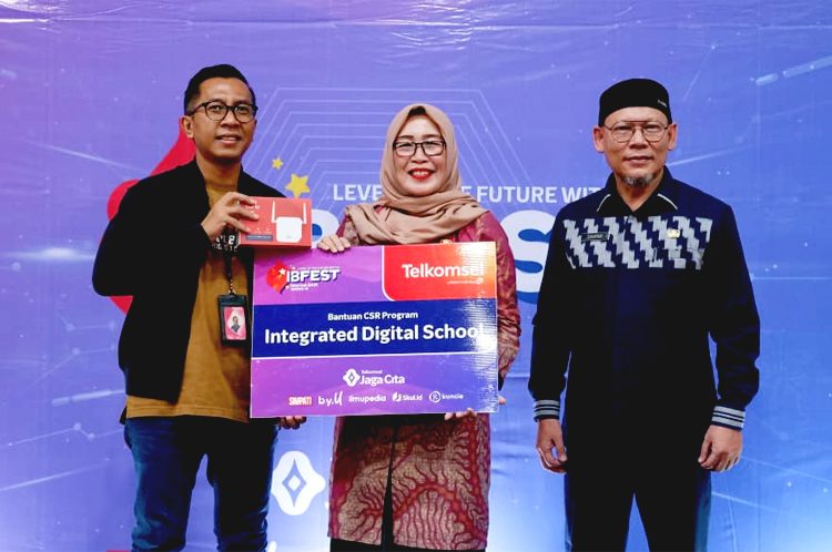 Telkomsel resmi membuka Internet BAIK Festival (IBFEST) Series 10 yang bertema "Level Up The Future with AI” di SMA Negeri 1 Pontianak, Kamis. Program tanggung jawab sosial tahunan milik Telkomsel yang telah berjalan sejak 2016 ini, kembali hadir untuk membekali ribuan pelajar SMA/SMK dengan kemampuan memanfaatkan kecerdasan buatan (Artificial Intelligence/AI) secara kreatif, aman, dan produktif sesuai dengan prinsip BAIK (Bertanggung jawab, Aman, Inspiratif, dan Kreatif). (ist)