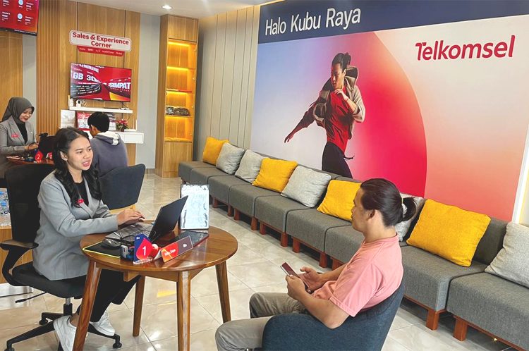 Telkomsel Area Pamasuka (Papua Maluku Sulawesi Kalimantan) kembali memperluas jangkauan layanan pelanggan dengan meresmikan tiga GraPARI baru yang berlokasi di Pasangkayu – Sulawesi Barat, Labuha – Halmahera Selatan, dan Kubu Raya – Kalimantan Barat. Peresmian ketiga GraPARI ini dilakukan secara resmi pada Selasa. (ist)