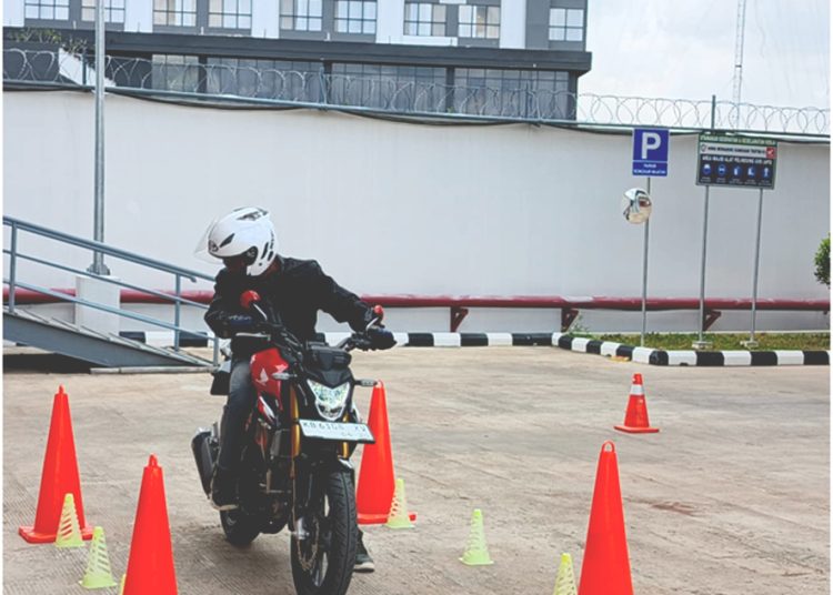 Asmo Kalbar memberikan tips aman berkendara berboncengan hingga prediksi bahaya di jalan berlubang serta jalur sempit. (ist)