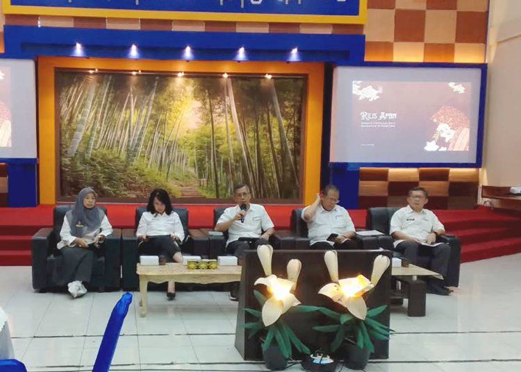 Kepala Kantor Wilayah Direktorat Jenderal Perbendaharaan (DJPb) Provinsi Kalimantan Barat, Rahmat Mulyono dalam konferensi pers APBN Kalbar di aula DJPB Pontianak, Selasa. (mb)