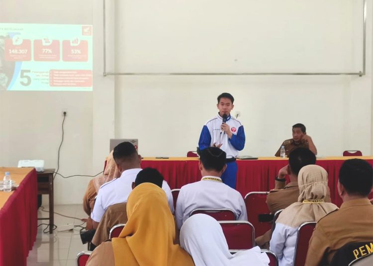 Edukasi edukasi Safety Riding dari Asmo Kalbar di Kantor Camat Sungai Kakap Senin. (ist)