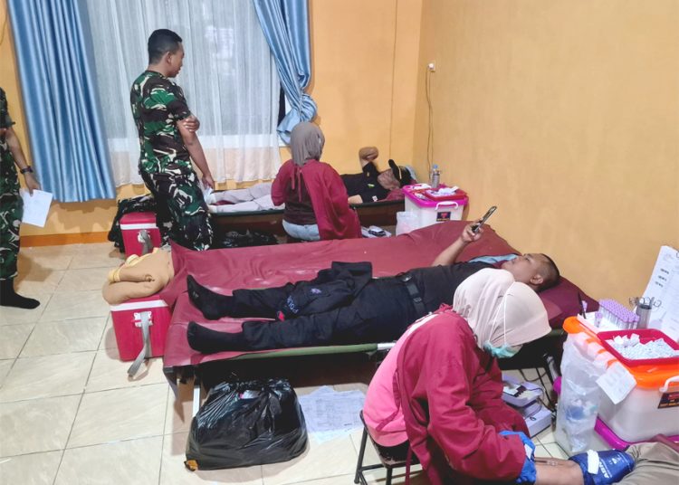 Aksi donor darah dalam rangka memperingati Hari Ulang Tahun (HUT) ke-27  HARIAN BERKAT dilaksanakan di kantor redaksi BERKAT, Sabtu. (ist)