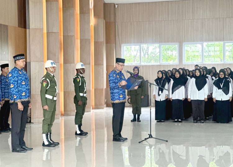 Rektor Untan, Prof. Dr. Garuda Wiko memimpin apel bersama pada peringatan Hardiknas yang diikuti oleh seluruh dosen, staf dan mahasiswa Untan di Gedung Konfrensi Center Untan, Sabtu. (ist)