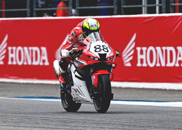 Mengandalkan performa CBR250RR, pebalap Astra Honda Racing Team (AHRT) kembali mengharumkan Indonesia di ajang Asia Road Racing Championship (ARRC) 2026. (ist)