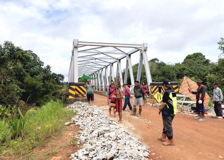 Rehabilitasi Jembatan Ketungau 1 di Kecamatan Ketungau Hulu, Kabupaten Sintang, Kalbar dilaksanakan dengan Ritual adat Mudas yang penuh kesakralan. Tradisi turun-temurun ini, digelar bukan sekadar formalitas, melainkan sebagai bentuk permohonan doa kepada Sang Pencipta dan penghormatan kepada para leluhur agar semuanya berjalan lancar. (ist)