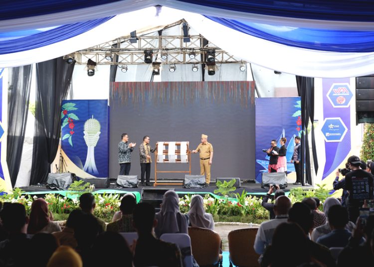 Puncak event akbar Saprahan Khatulistiwa 2026 dibuka oleh Deputi Gubernur Bank Indonesia Ricky P Gozali  dengan pemintalan kain tenun bersama Sekda Kalbar dr H Harisson, M.Kes didampingi Kepala KPw BI Kalbar, Doni Septadijaya, di halaman parkir Ayani Megamall Pontianak, Senin. (ist)