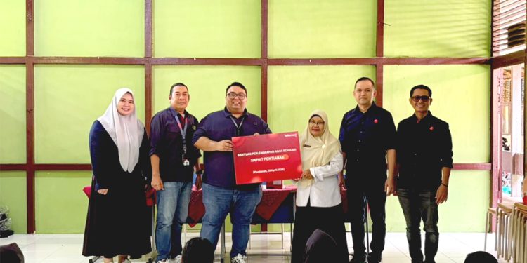 Telkomsel Salurkan Perlengkapan Sekolah bagi 300 Pelajar di Kalimantan