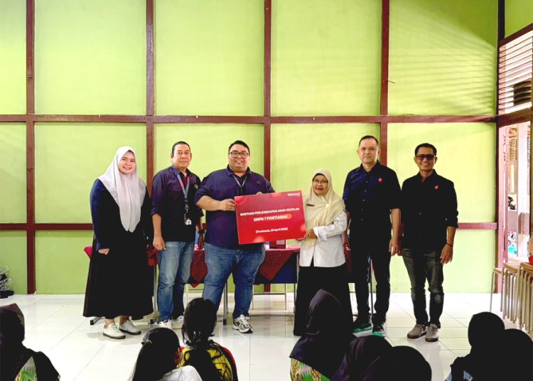 Melalui program Corporate Social Responsibility (CSR), Telkomsel menyalurkan bantuan perlengkapan sekolah dan dukungan akses pembelajaran digital bagi pelajar di sejumlah wilayah Kalimantan. (ist)