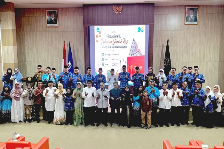 Pelepasan 34 calon jamaah haji yang berasal dari keluarga besar kampus dalam sebuah prosesi yang digelar di Gedung Conference Center Untan. (ist)