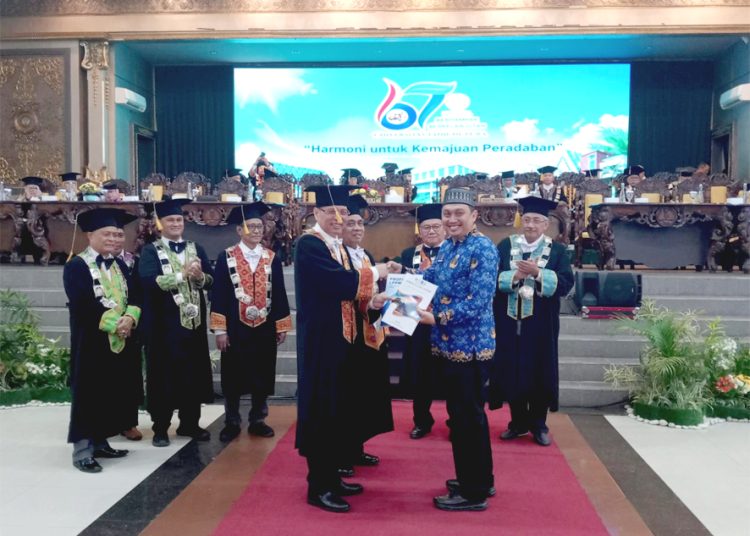 Rapat Terbuka Senat Dies Natalis ke-67 yang digelar di Auditorium Untan Pontianak, Rabu. (ist)