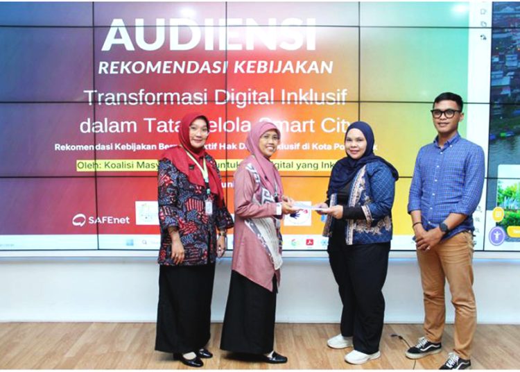 Koalisi Masyarakat Sipil untuk Hak Digital yang Inklusif diwakili Aseanty Pahlevi (program manager SAFEnet) menyerahkan dokumen Lembar Fakta dan Rekomendasi Kebijakan Peraturan Daerah Smart City Berperspektif Hak Digital kepada Pemerintah Kota Pontianak, Kamis. (ist)