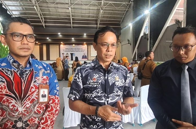 Herkulanus, Asisten III Sekretariat Daerah Kabupaten Sanggau (tengah) bersama perwakilan Bank Kalbar mengajak ASN yang akan memasuki masa pensiun agar tetap aktif dan memanfaatkan Bank Kalbar untuk membuka peluang usaha. (ist)