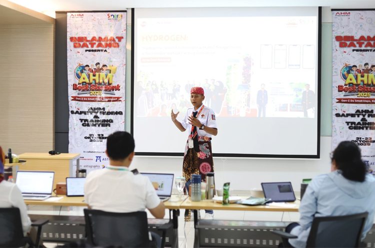 Peserta finalis AHM Best Student 2025 memaparkan karya inovasinya di hadapan dewan juri dalam kegiatan seleksi tingkat Nasional. (ist)