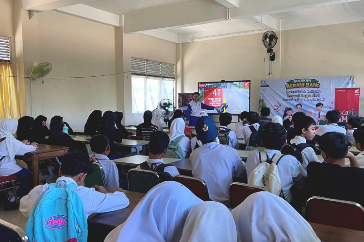 Kegiatan sosialisasi edukasi keselamatan berkendara (Safety Riding) dari Astra Motor Kalimantan Barat (Asmo Kalbar) di SMPN 13 Pontianak, Selasa. (ist)
