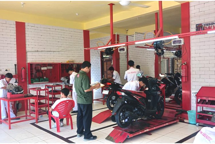 Astra Motor (Asmo) Kalimantan Barat (Kalbar) selaku Main Dealer sepeda motor Honda wilayah Kalimantan Barat turut berperan aktif dalam pelaksanaan Ujian Kompetensi Keahlian (UKK) bagi siswa-siswi SMK Teknik dan Bisnis Sepeda Motor (TBSM). (ist)