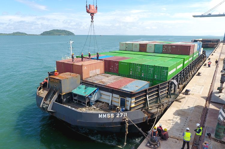 Kegiatan bongkar muat peti kemas perdana milik PT Pulau Laut Line di Terminal Kijing pada Rabu 10 Juni 2026. (ist)