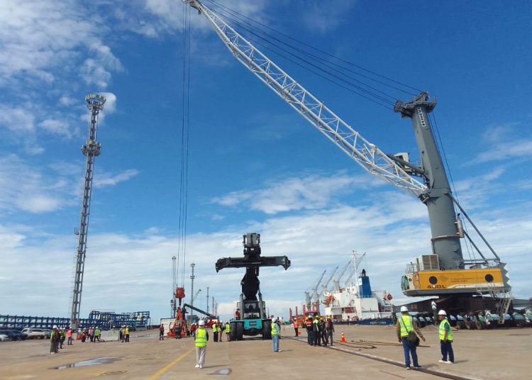 Kegiatan bongkar muat petikemas perdana milik PT Pulau Laut Line di Terminal Kijing pada Rabu 10 Juni 2026. (mb)