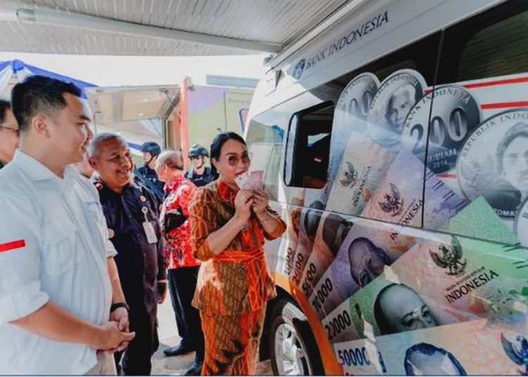Wakil Bupati Sanggau, Susana Herpena didampingi Deputi Kepala Perwakilan Bank Indonesia Provinsi Kalimantan Barat, Reynaldi Akbar, melakukan penukaran uang pada Layanan Perbankan Nusantara (LENTERA) Batas Negeri 2026 yang digelar BI bersama pemerintah daerah, perbankan, instansi vertikal, dan berbagai pemangku kepentingan untuk memperkuat kedaulatan Rupiah di wilayah 3T. (ist)