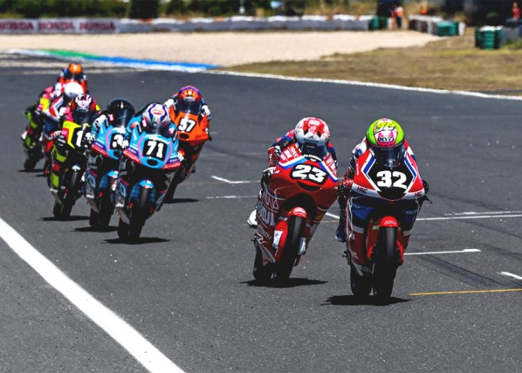 Pebalap muda binaan PT Astra Honda Motor (AHM), Muhammad Kiandra Ramadhipa, mencatat sejarah gemilang untuk Indonesia. Cetak kemenangan pertamanya dengan menyabet podium tertinggi pada putaran kedua Moto3 Junior World Championship 2026 di Circuito do Estoril, Portugal, Minggu. (ist)