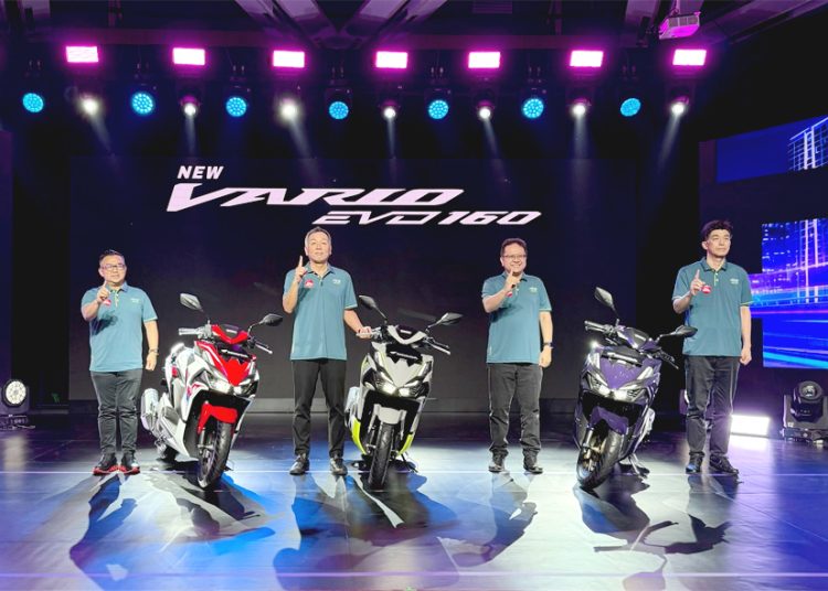 Ki-ka: Marketing Director AHM – Octavianus Dwi, President Director AHM – Yuichi Shimizu, Executive Vice President Director AHM – Thomas Wijaya dan Marketing Director AHM- Naoki Kajino memperkenalkan New Honda Vario Evo 160 di AHM Safety Riding and Training Center, Deltamas, Cikarang, Jawa Barat, Rabu.(ist)