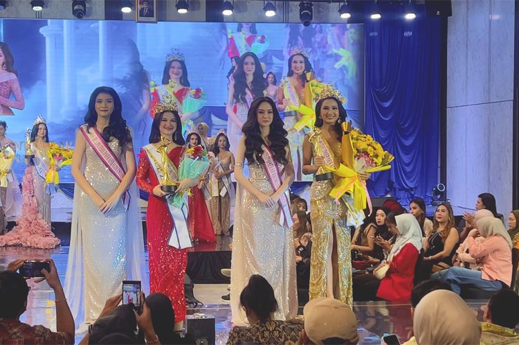 Vee Zahra Zulfa Asuri, siswi SMA Negeri 7 Pontianak, Kalimantan Barat, berhasil meraih gelar Runner Up 1 (Juara II) Putri Daerah Kalimantan Barat (Kalbar) 2026 pada Grand Final Pemilihan Putri Daerah Kalimantan Barat yang dihelat di Ballroom Golden Tulip Hotel Pontianak, Minggu.(ist)