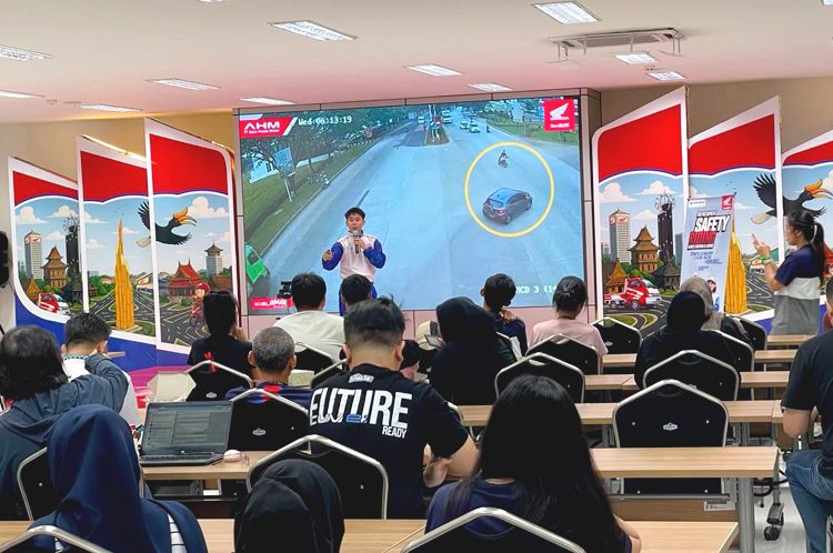 Asmo Kalbar kembali memperkuat komitmennya dalam mengampanyekan keselamatan berkendara dengan menggelar kegiatan Edukasi Refreshment Safety Riding bagi seluruh jaringan resmi Honda di Kalimantan Barat. (ist)