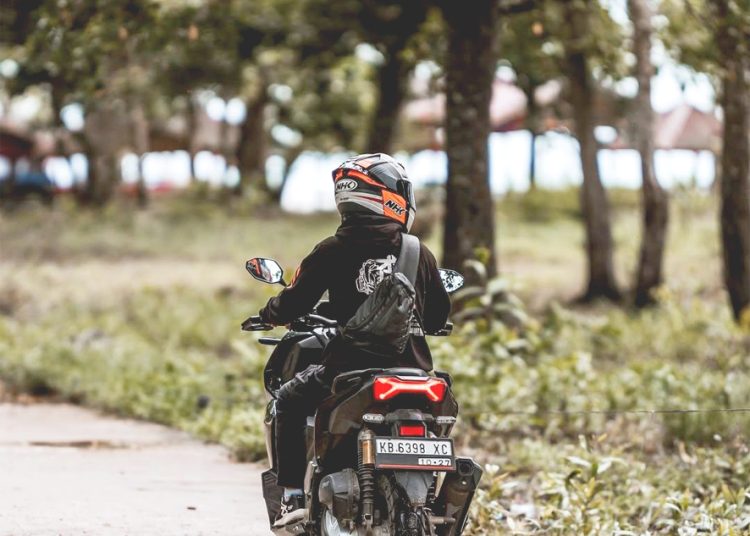 Untuk memastikan perjalanan liburan berjalan lancar, aman, dan menyenangkan, Febri Andrian selaku Instruktur Safety Riding Asmo Kalbar membagikan beberapa tips penting #Cari_aman yang wajib diterapkan oleh para pelajar sebelum dan selama di perjalanan. (ist)