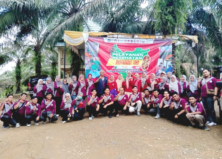 Universitas Tanjungpura (Untan) Pontianak menggelar kegiatan bakti sosial berupa pemeriksaan kesehatan dan penyuluhan kesehatan gratis bagi masyarakat di Desa Pak Laheng, Kecamatan Toho, Kabupaten Mempawah. (ist)
