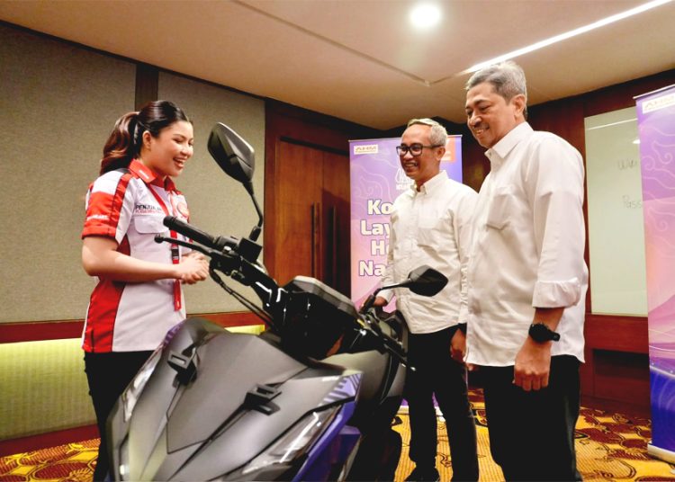 GM Corporate Communication AHM Ahmad Muhibbuddin (tengah) dan GM HC3 AHM Antok Yuniarso (kanan) berinteraksi hangat dengan peserta Kontes Layanan Honda Nasional (KLHN) 2026. (ist)