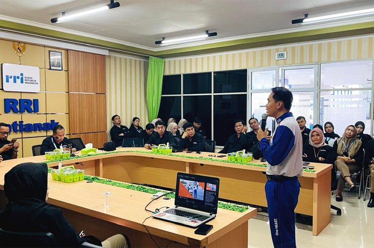 Asmo Kalbar kampanye #Cari_aman melalui dialog interaktif RRI Pontianak. (ist)