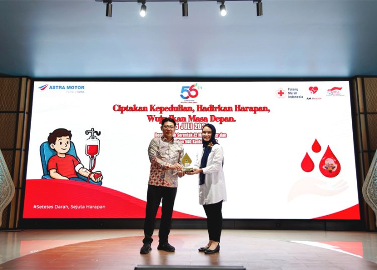 Chief Executive Astra Motor Robien Tony menyalurkan 560 Kantong Darah kepada Perwakilan Kepala UDD Palang Merah Indonesia Provinsi Jateng Dokter Okty Prahalanitya,SpPk,Mars, Biomed, di Gedung Astra Motor Safety Riding Center Jawa Tengah, Rabu. (ist)
