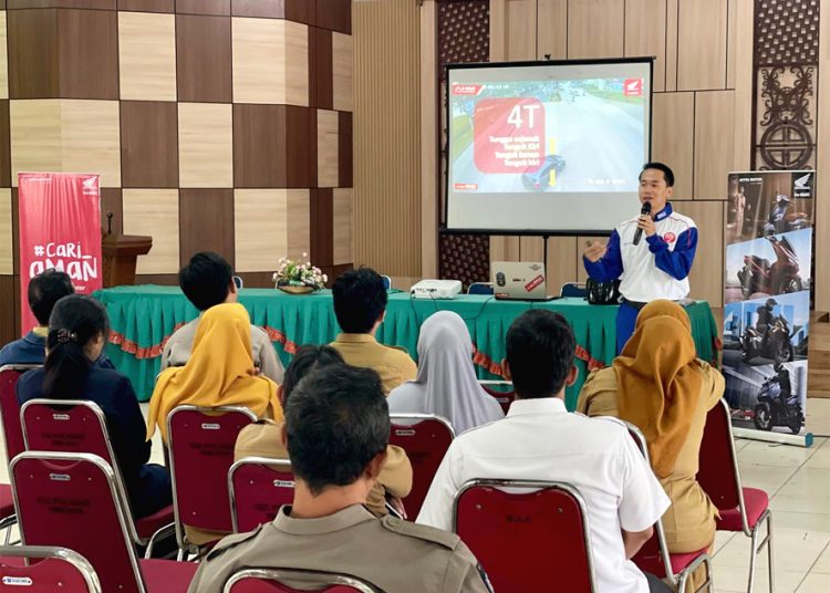 Astra Motor Kalimantan Barat sebagai main dealer sepeda motor Honda dan bagian dari PT Astra International Tbk menyelenggarakan penyuluhan Safety Riding di Kantor Kecamatan Pontianak Barat, Selasa. (ist)