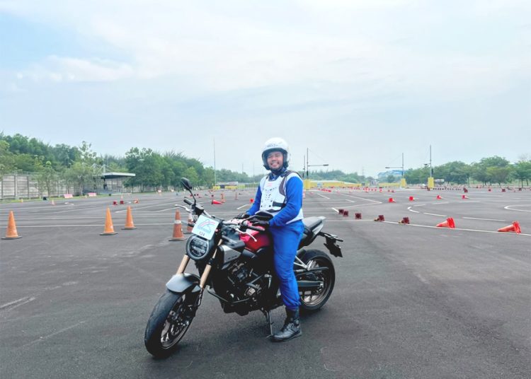 Perwakilan instruktur safety riding Asmo Kalbar, Muhammad Fathurraziq, mengajak seluruh masyarakat untuk senantiasa mengutamakan keselamatan berlalu lintas dengan memberikan tips semangat kemerdekaan #Cari_aman dalam menyambut HUT RI ke 81. (ist)