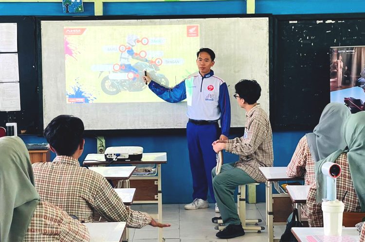 Asmo Kalbar gencarkan edukasi keselamatan berkendara dengan menggelar sosialisasi safety riding di SMAN 5 Pontianak.(ist)