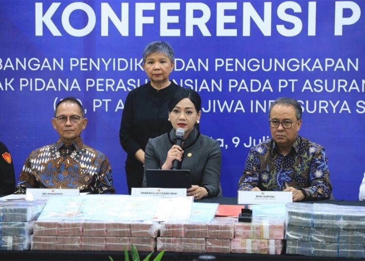 Ketua Dewan Komisioner OJK Friderica Widyasari Dewi dalam konferensi pers proses penyidikan dan sita aset dugaan Tindak Pidana Perasuransian pada PT Asuransi Jiwa Prolife Indonesia dahulu PT Asuransi Jiwa Indosurya Sukses (PT AJIS), dengan tersangka HS selaku Pemegang Saham Pengendali perusahaan, Kamis. (ist)