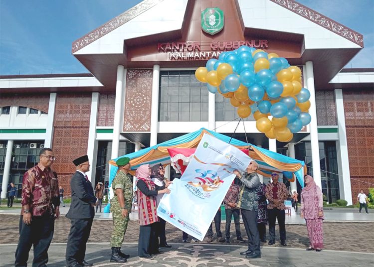 Peringatan Hari Keluarga Nasional (Harganas) ke-33 Tahun 2026 dengan menggelar upacara di halaman Kantor Gubernur Kalimantan Barat, Rabu. (ist)