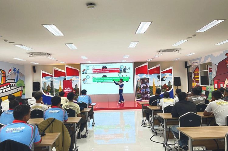 Kegiatan edukasi safety riding dari Astra Motor Kalbar yang digelar khusus bagi personel dari Perusahaan Jasa Keamanan Sigab dan Bravo.(ist)