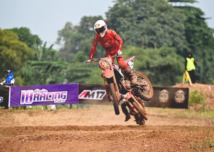 Crosser binaan PT Astra Honda Motor (AHM), Ivan Valrossi Tertia Wahyumaniadi beraksi pada race pertama kelas MX2 Kejuaraan Nasional (Kejurnas) Motocross 2026. (ist)