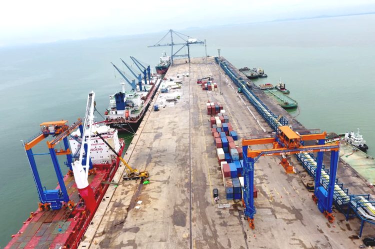 Terminal Kijing kembali menunjukkan komitmennya dalam meningkatkan kualitas layanan kepelabuhanan melalui penambahan dua unit Rubber Tyred Gantry Crane (RTG) Hybrid Full Battery terbaru. (ist)