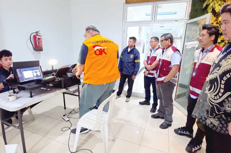 Otoritas Jasa Keuangan (OJK) menyerahkan tersangka beserta barang bukti (Tahap II) kasus dugaan tindak pidana perasuransian PT Asuransi Jiwa Prolife Indonesia (dahulu PT Asuransi Jiwa Indosurya Sukses/PT AJIS) kepada Kejaksaan Negeri Jakarta Selatan, Rabu. (ist)