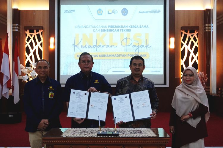 Penandatanganan Perjanjian Kerja Sama (PKS) secara resmi antara Kepala Kanwil DJP Kalimantan Barat dan Rektor Universitas Muhammadiyah Pontianak dalam upaya mewujudkan Generasi Sadar Pajak melalui Inklusi Kesadaran Pajak. (ist)