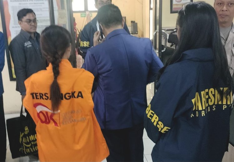 Otoritas Jasa Keuangan (OJK) menuntaskan penyidikan perkara dugaan tindak pidana perbankan yang terjadi di PT BPR DCN, Malang, Jawa Timur, dengan melaksanakan penyerahan tersangka dan barang bukti (Tahap II) kepada Jaksa Penuntut Umum di Kantor Kejaksaan Negeri Batu Malang, Kamis. (ist)