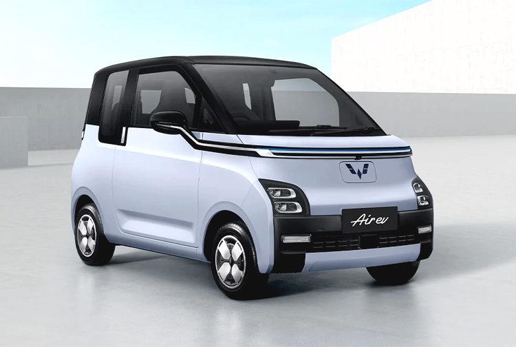 Wuling Aira EV produk terbaru Wuling Motors dihadirkan bertepatan dengan perayaan sembilan tahun perjalanan Wuling di Indonesia. Mobil listrik berukuran ringkas ini dibandrol murah, di bawah Rp 200 jutaan. (ist)