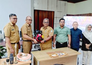 Perkuat KPH, Kadis KLH Kalbar Serahkan Mesin Pemadam Api